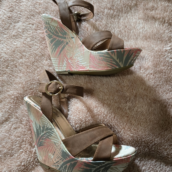 Steve Madden Brown Wedges with Elegant Design - Picture 3 of 3